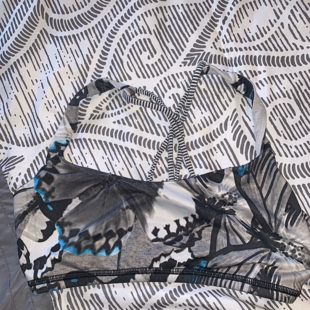 Well love LuluLemon sport bra (Size 4)